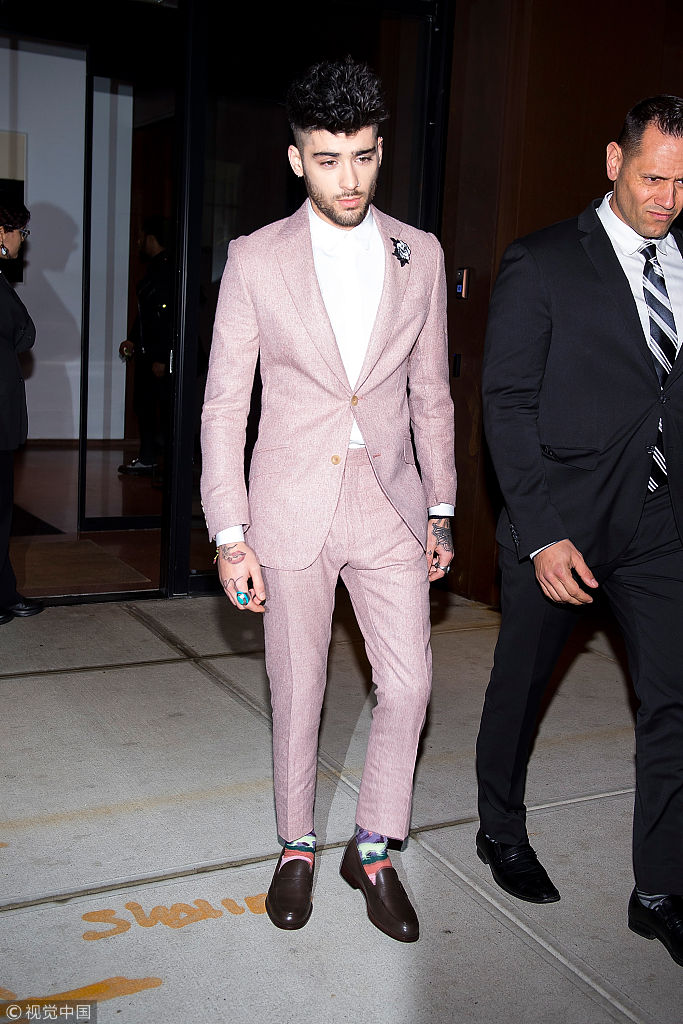 泽恩·马利克西装笔挺离开女友吉吉家 获众人护驾面无表情耍酷