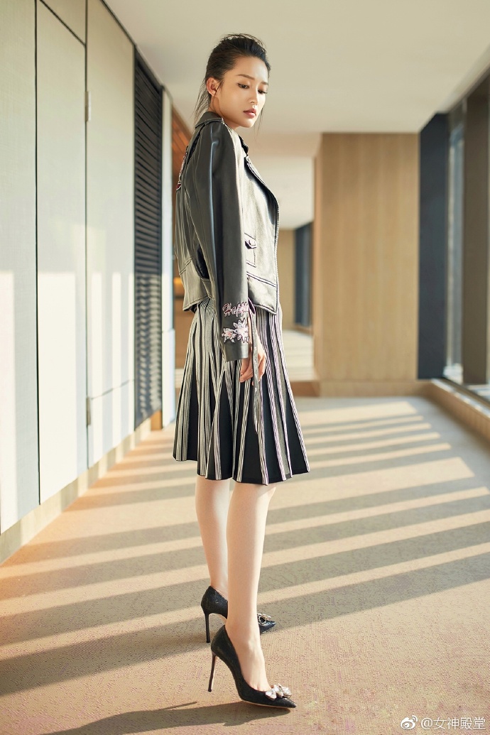 李沁钟爱恨天高!各式各样的高跟鞋配上这对筷子腿简直无敌啦!