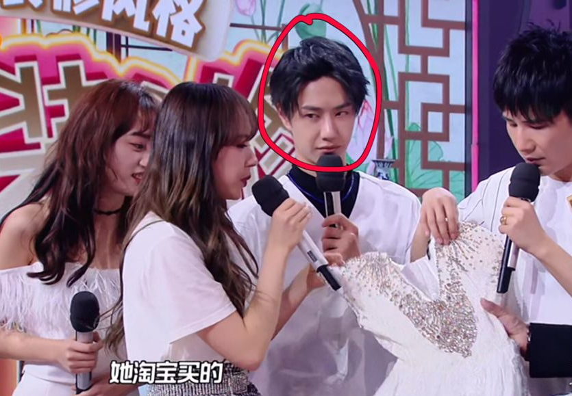 王一博程潇粉丝开撕,两人跨年表演的舞台中,程潇看着像伴舞