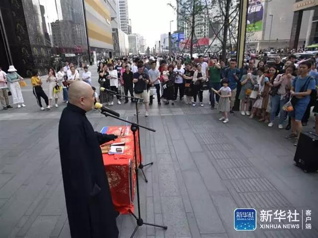 街头艺人"持证上岗"了!一起"在成都的街头走一走"