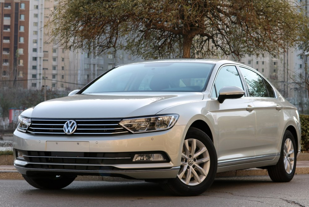 白色的大众迈腾,鉴赏一下这款车,车型依旧是大家喜欢的味道了,让该车