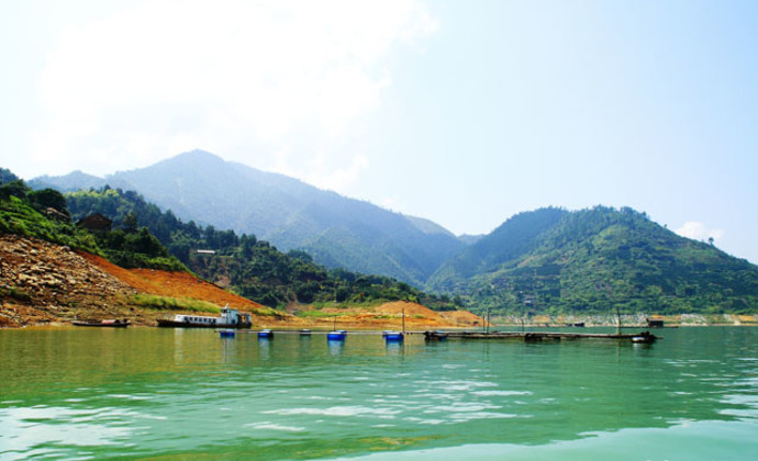 郴州東江湖風景旅遊區位於湖南省東南部的資興市內,東江湖水面寬160