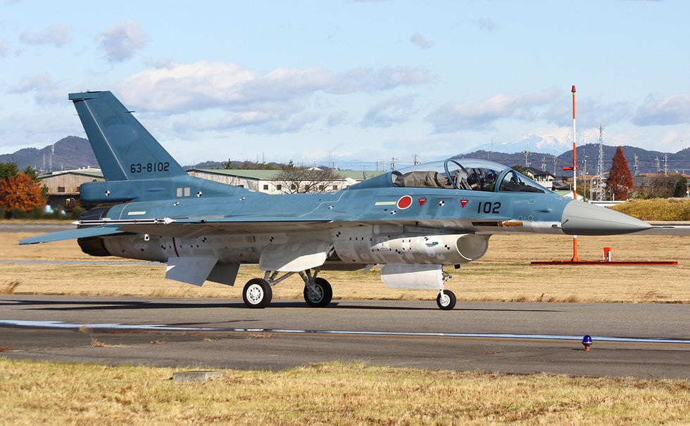 每个机翼下有6个硬挂点,同时在翼尖安装了空对空导弹发射架.