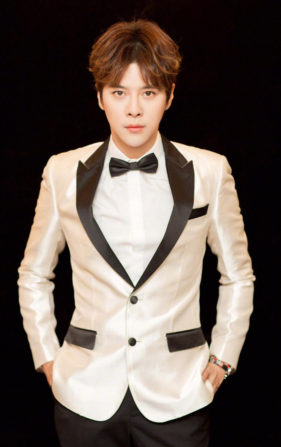 徐海乔拍西服写真,化身风度翩翩的绅士