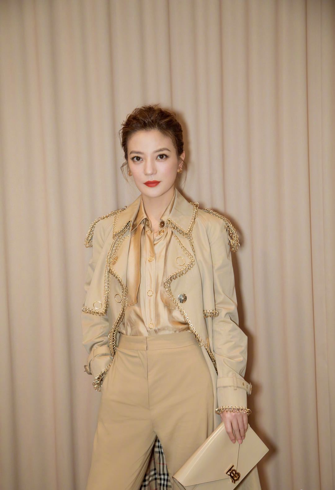 赵薇瘦下来就更美了!新发型减龄,穿蓝色百褶裙仿佛回到校园时代