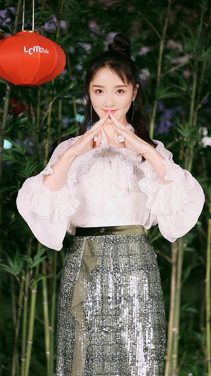 在这组写真中,肖燕身着橘色的卫衣搭配短款高腰牛仔裤,展现出她纤细