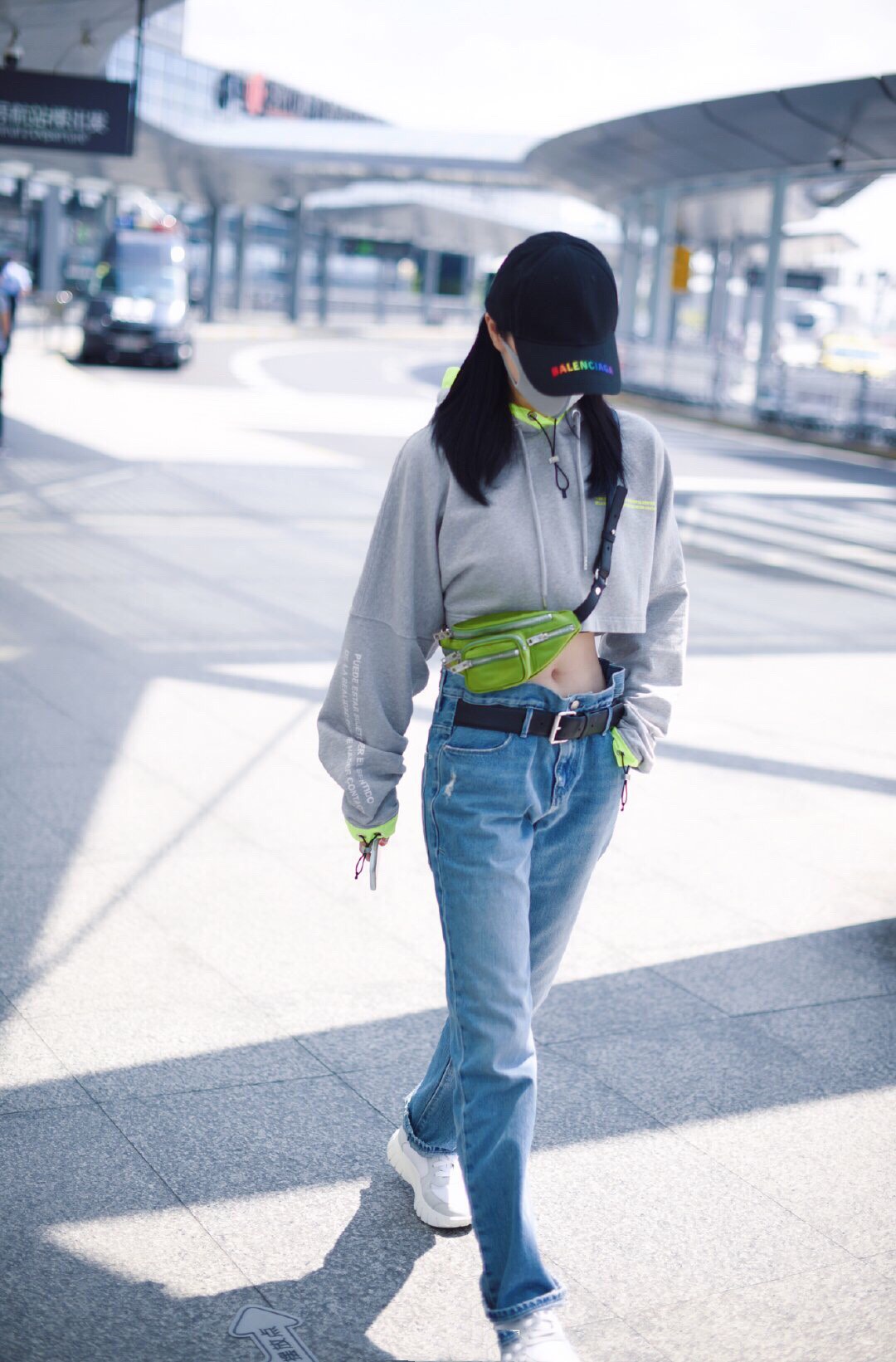 景甜不能再瘦了,灰色短卫衣搭配牛仔裤,秀出"纸片腰"太吸睛