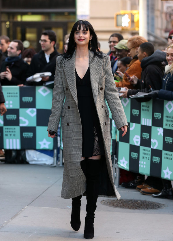 克里斯滕-蕊特深v配大衣英伦范儿足 和粉丝玩搞怪自拍