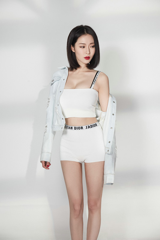 演员胡然曝光运动风写真 肤白唇红散发迷人魅力