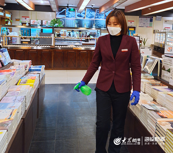 烟台新华书店恢复营业 家长"扫货"教辅图书受欢迎