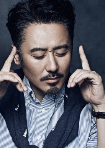 吴秀波北京现身,两鬓白发赫然醒目,双目无神,看来打击挺大!