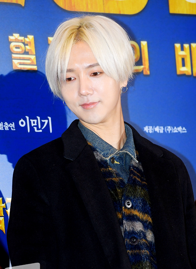 组图:sj东海艺声出席活动 帅气亮相穿很暖