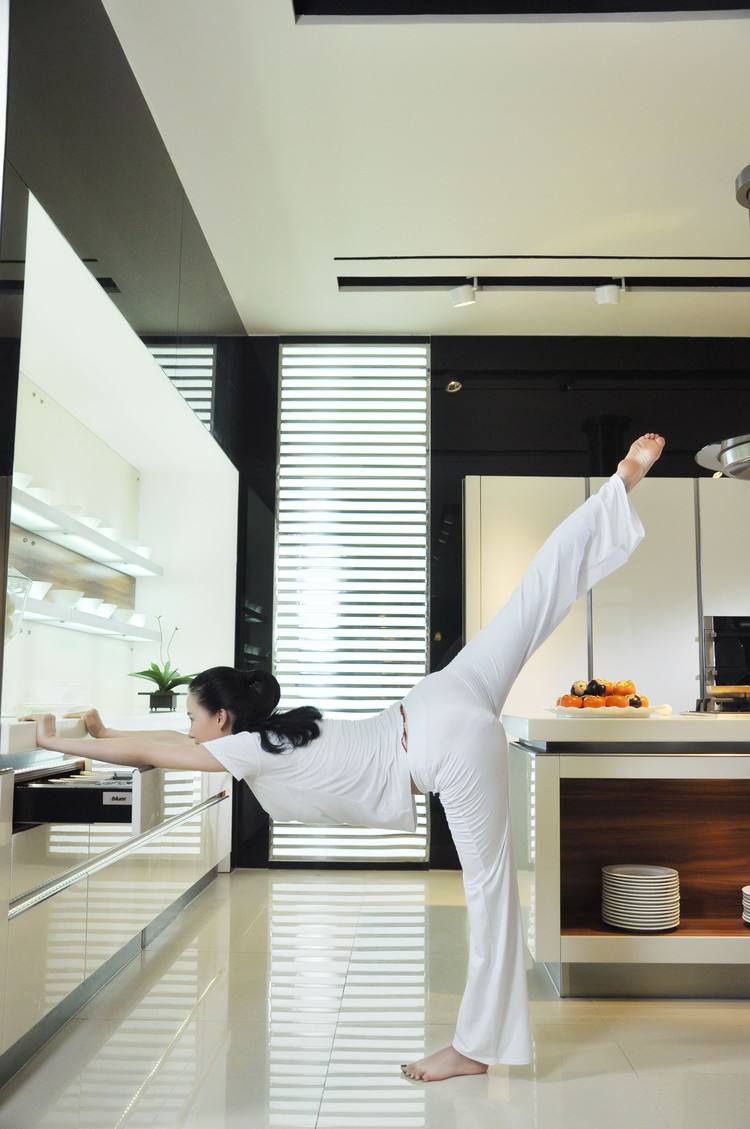 欣赏亚洲最美瑜伽教练——母其弥雅美照,感受瑜伽的魅力