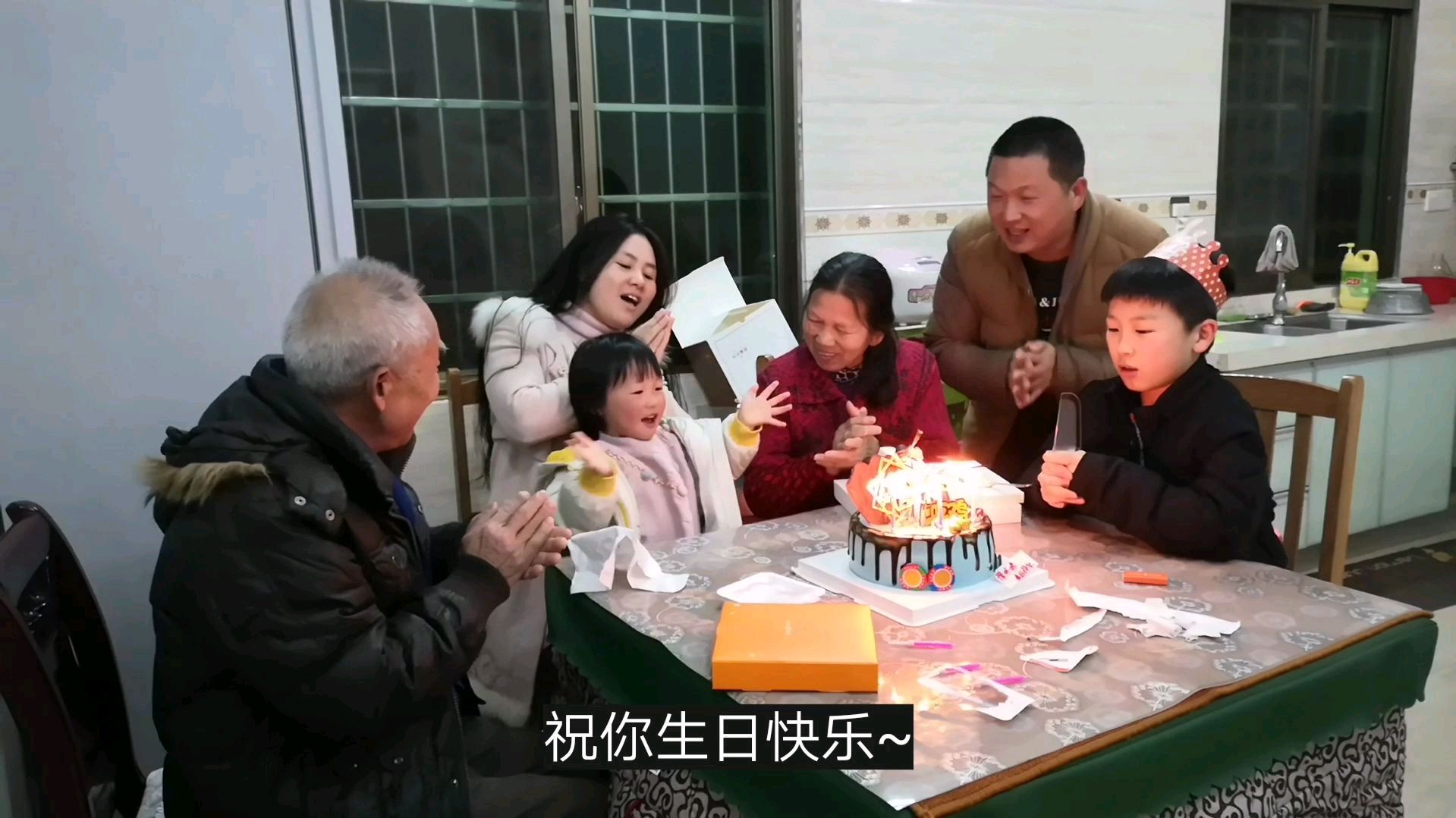 咚咚12岁生日,订了一个大吉大利今晚吃鸡蛋糕,路灯下学习完再吃