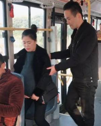 公交上孕妇逼生病女孩让座,妈妈的一句话,众人纷纷竖起大拇指