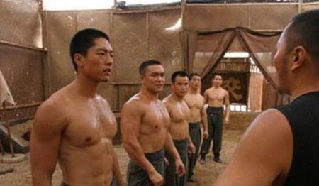 姚晨前夫凌潇肃,在《跤王》中大展身手,一身古铜色肌肉格外显眼
