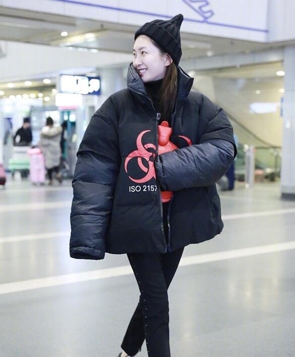 江疏影身穿超大羽绒服,怀抱热水袋现身机场,御寒防护做的很好啊