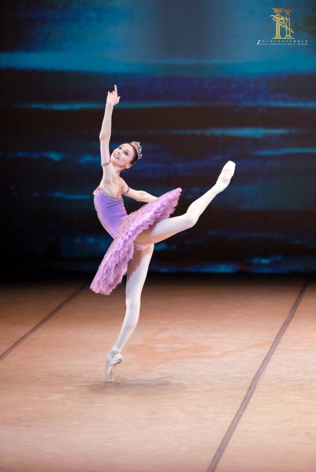 超凡脱俗的芭蕾仙女扎哈洛娃,每一次舞动都如天使般轻盈灵动