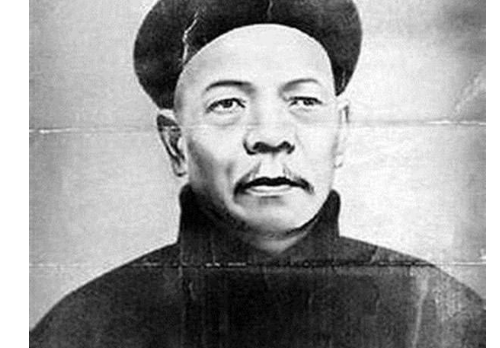 他是清朝将领,曾经参加太平军,后叛投清军专攻太平军和捻军