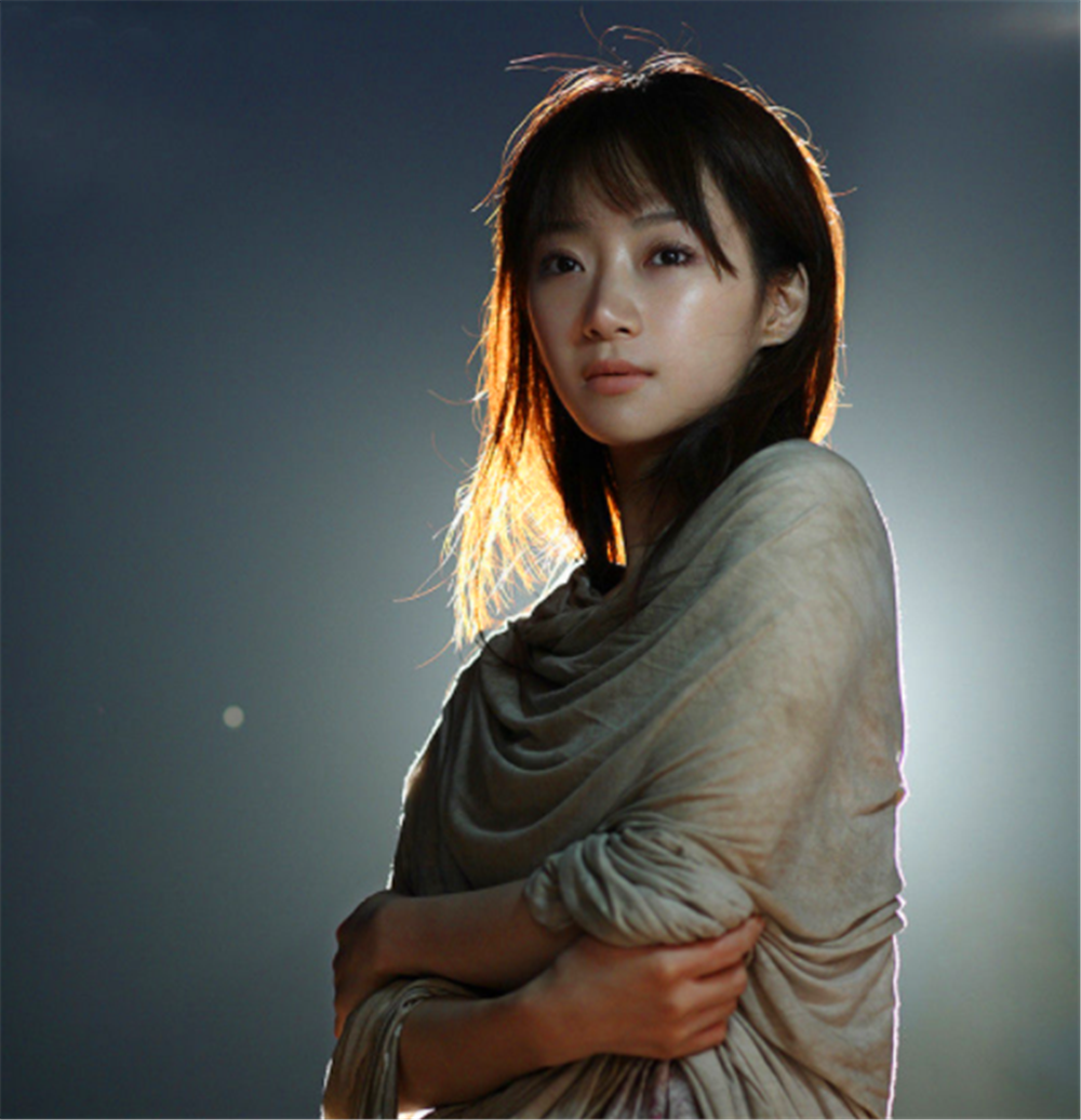 她是皇室后裔,姓爱新觉罗,举手投足高贵典雅,却从来不演清宫剧