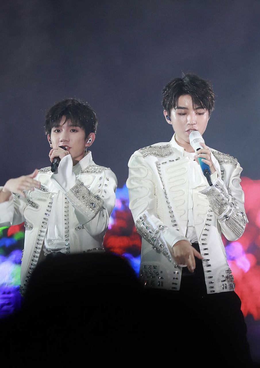 tfboys是中国内地的一支流#行男子组合,由王俊凯,王源和易烊千玺组成.