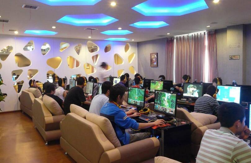 高考毕业后,班主任包场整个网吧,带领全班同学通宵打游戏