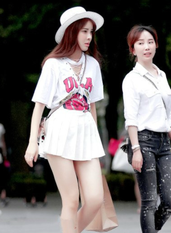 一身白色衣服,头戴一顶时尚圆帽,好一个青春靓丽的美女.
