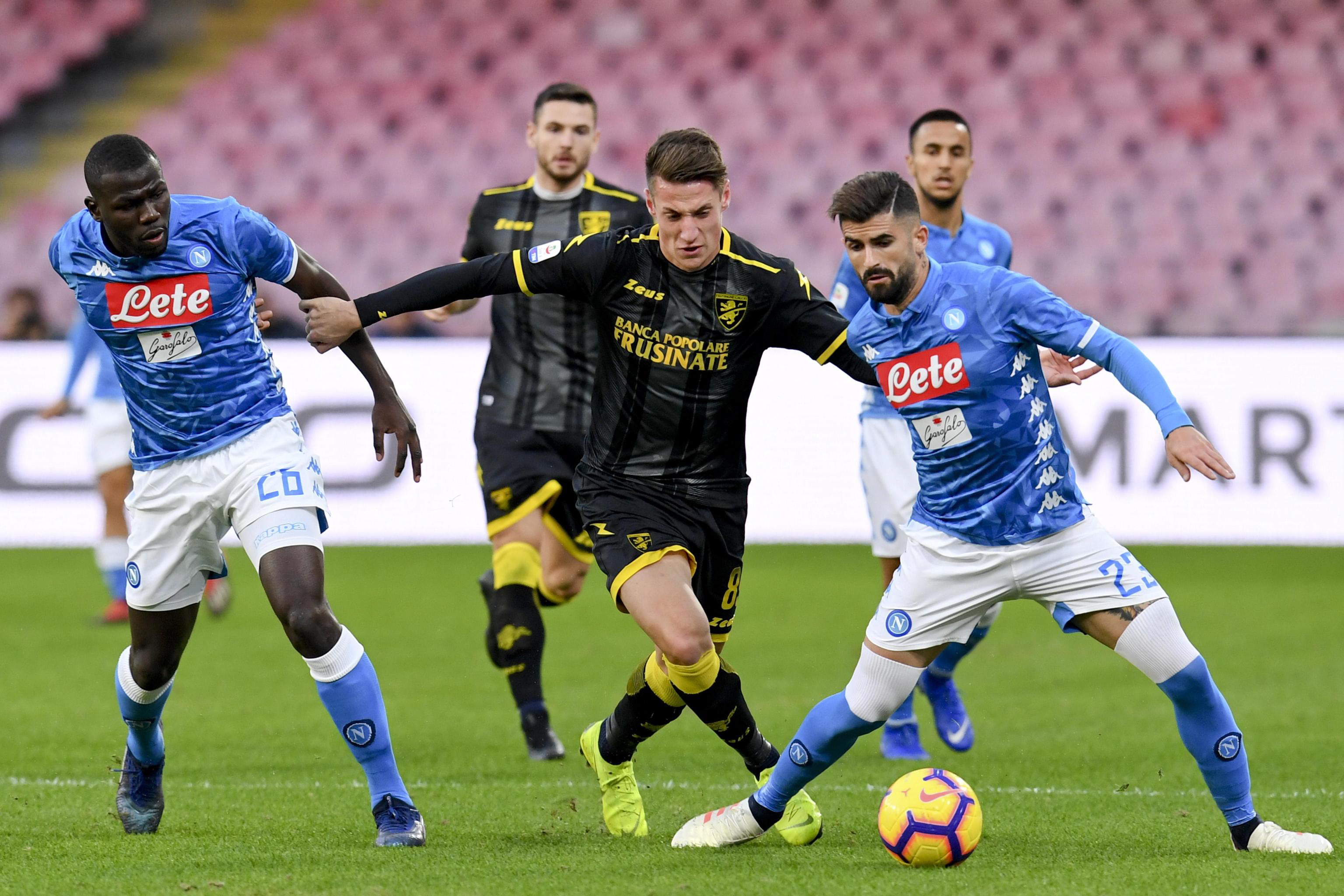 足球——意甲联赛:那不勒斯胜弗罗西诺内