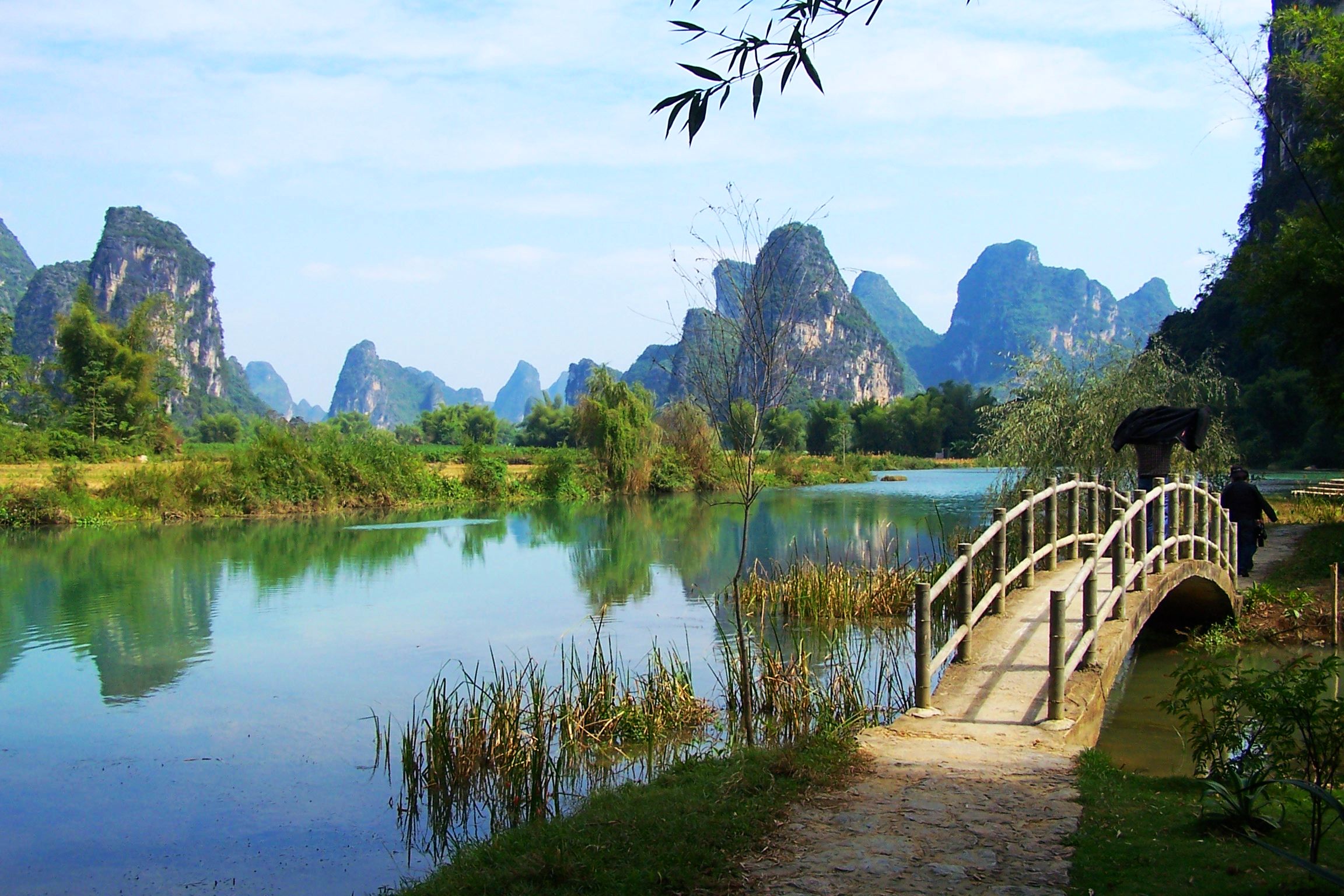 这里翠竹绕岸,农舍点缀,稻穗摇曳,风光俊朗,极富南国田园气息