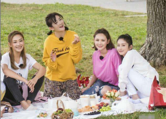 《妻子的浪漫旅行》应采儿坐在谢娜腿上,张杰的一个举动被赞暖心