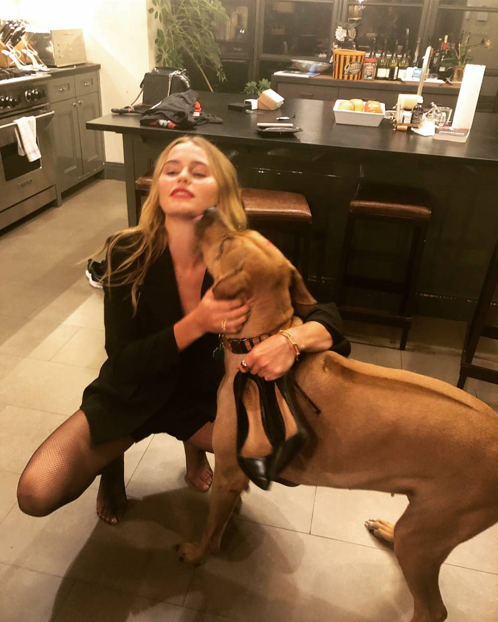 整个球馆都香香哒!雄鹿老板千金穿高跟鞋打篮球