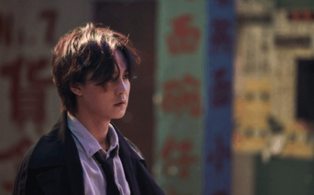 作为一个自带背景音乐"雪花飘飘北风萧萧"的蜜汁boy,尹正能撕破刻板