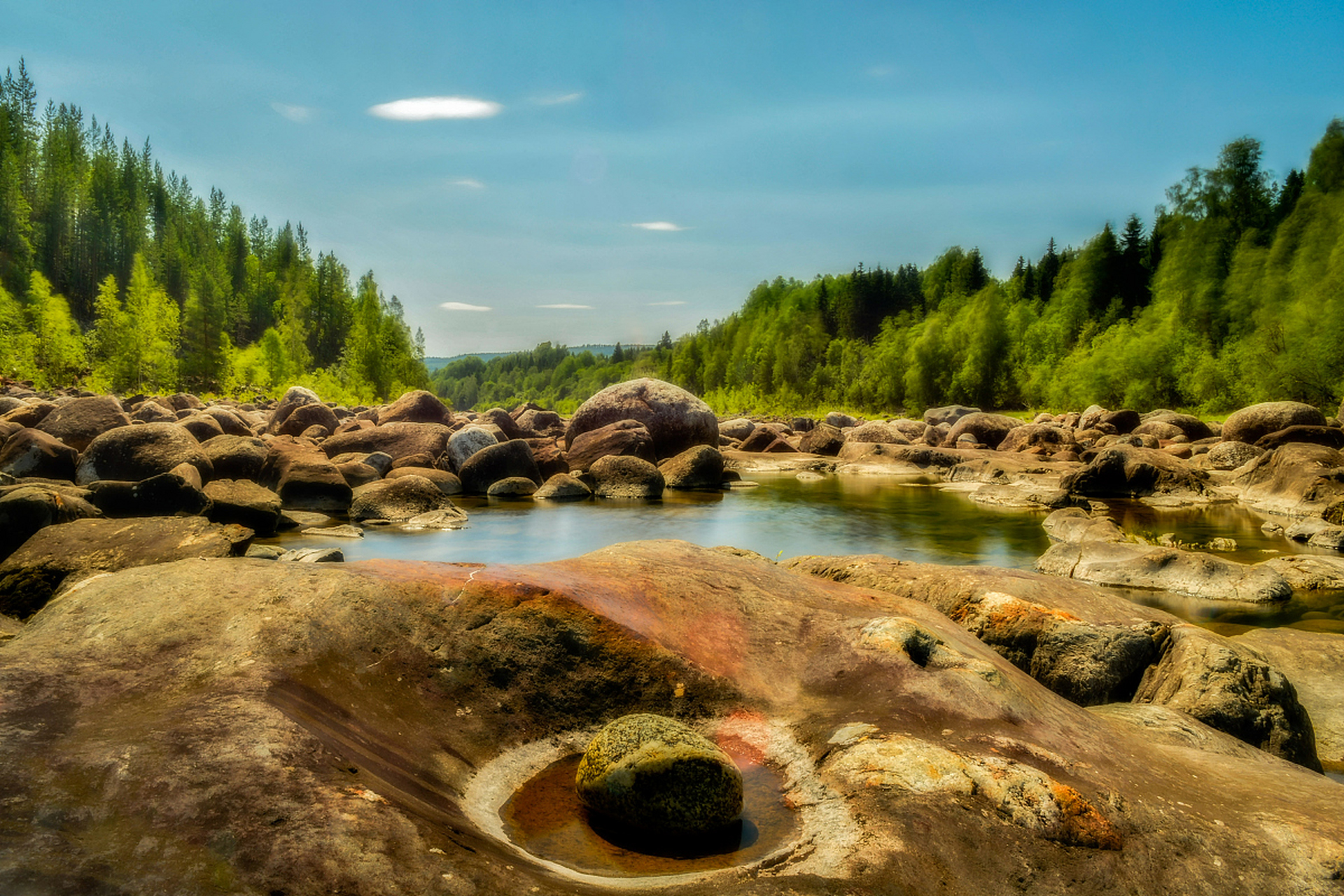 五大连池风景区位于中国黑龙江省黑河市,是一处集自然风光,人文景观和