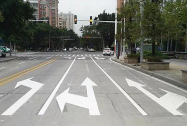 因为在车辆较少,路面较窄的道路上,才会划分直行车道与右转车道的合并