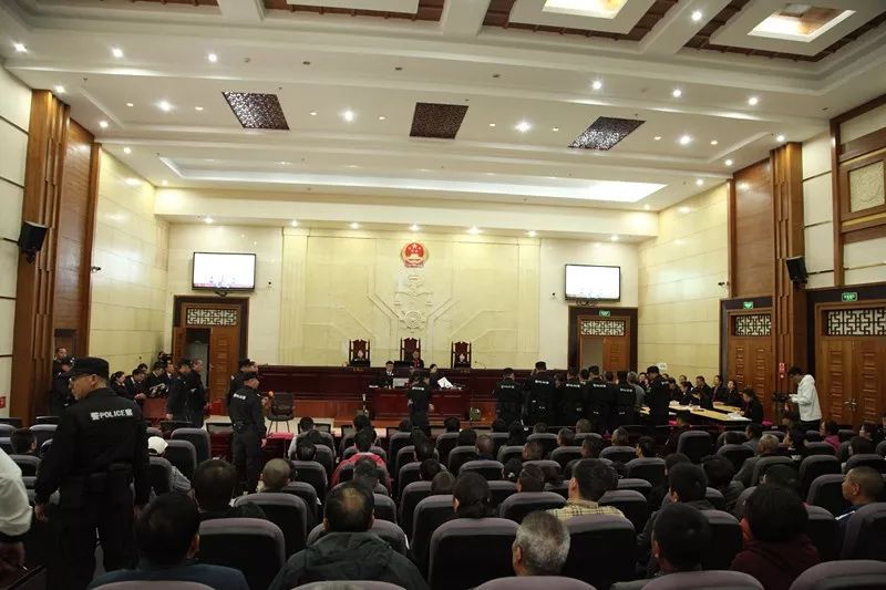 重拳出击:个旧首例涉黑案件在市法院公开开庭  22名被告人同庭受审