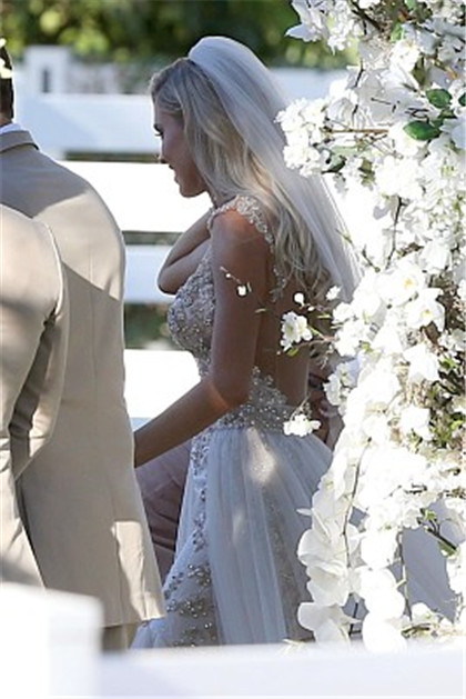 里安·罗切特和妻子凯拉·莱·里德补办婚礼,热的新郎不停擦汗