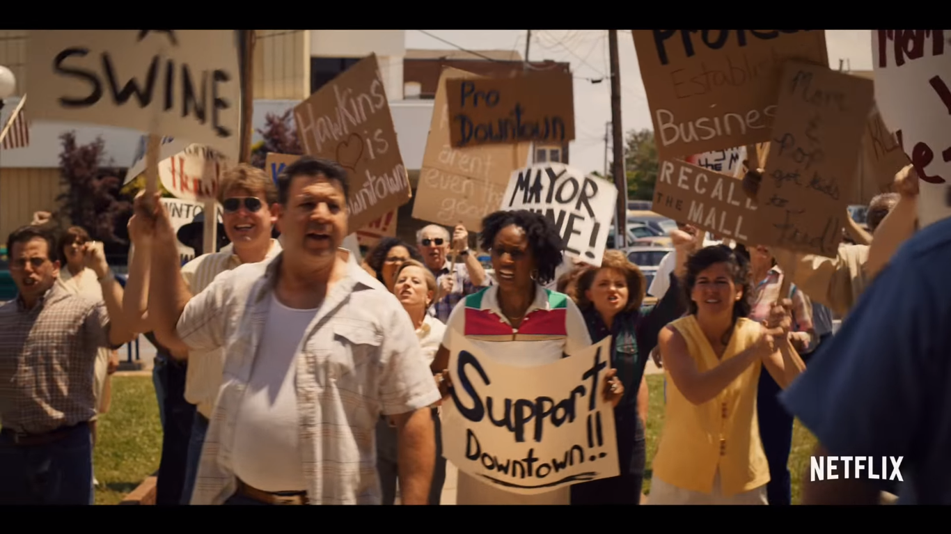 hopper穿着一身夏威夷衬衫在餐厅里点上香烟,看来是在等待着他的约会