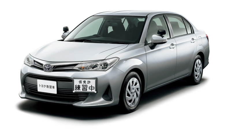 日本丰田教练车版本corolla axio把关新手驾驶考试