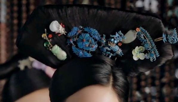 如懿传中海兰十款旗头由俭入奢,玉簪花点缀得极美,造型师有心了