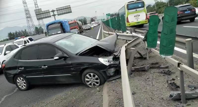 昌平交警徵尋目擊者!北六環一車失控,車損人傷,或因避讓併線車