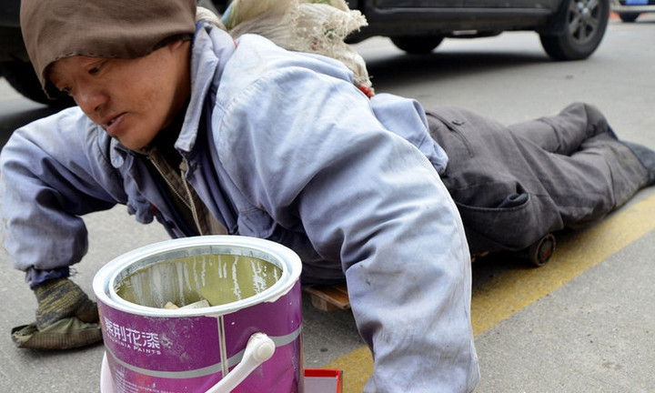 "高中生"沿街乞讨,路人纷纷献出爱心,民警一眼识破骗局