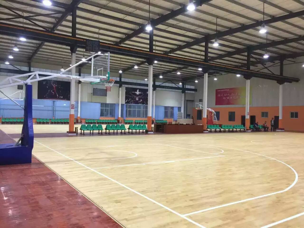 相对于经营性的球馆,一般是租的钢结构空间,空间相对不高,多数为6-10