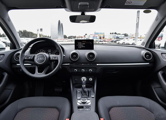 奥迪a的内饰也是相当有质感的,相当大气上档次的.