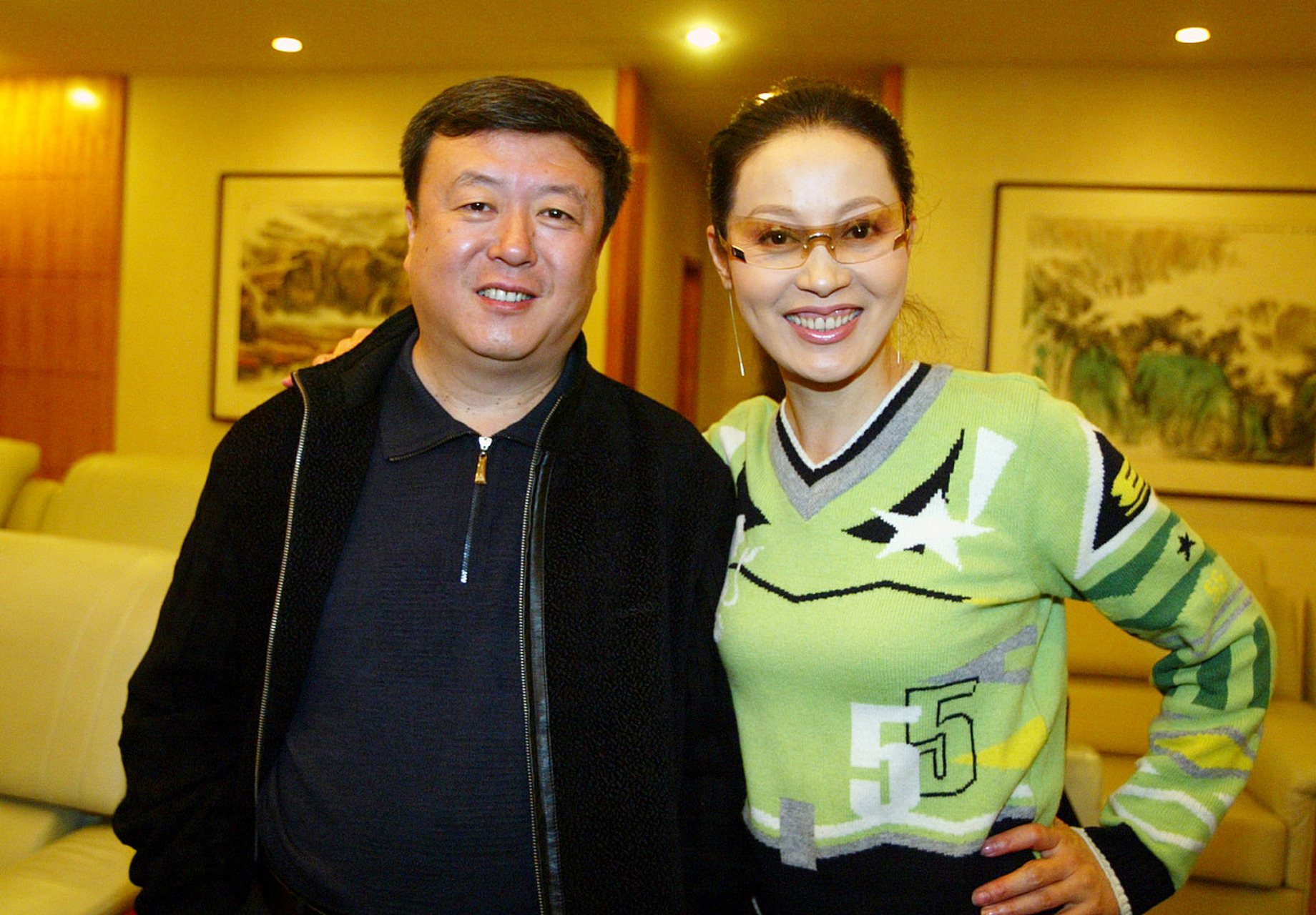 1994年,42岁的尤小刚为了温柔的邬倩倩,和原配妻子田歌离了婚,16年后