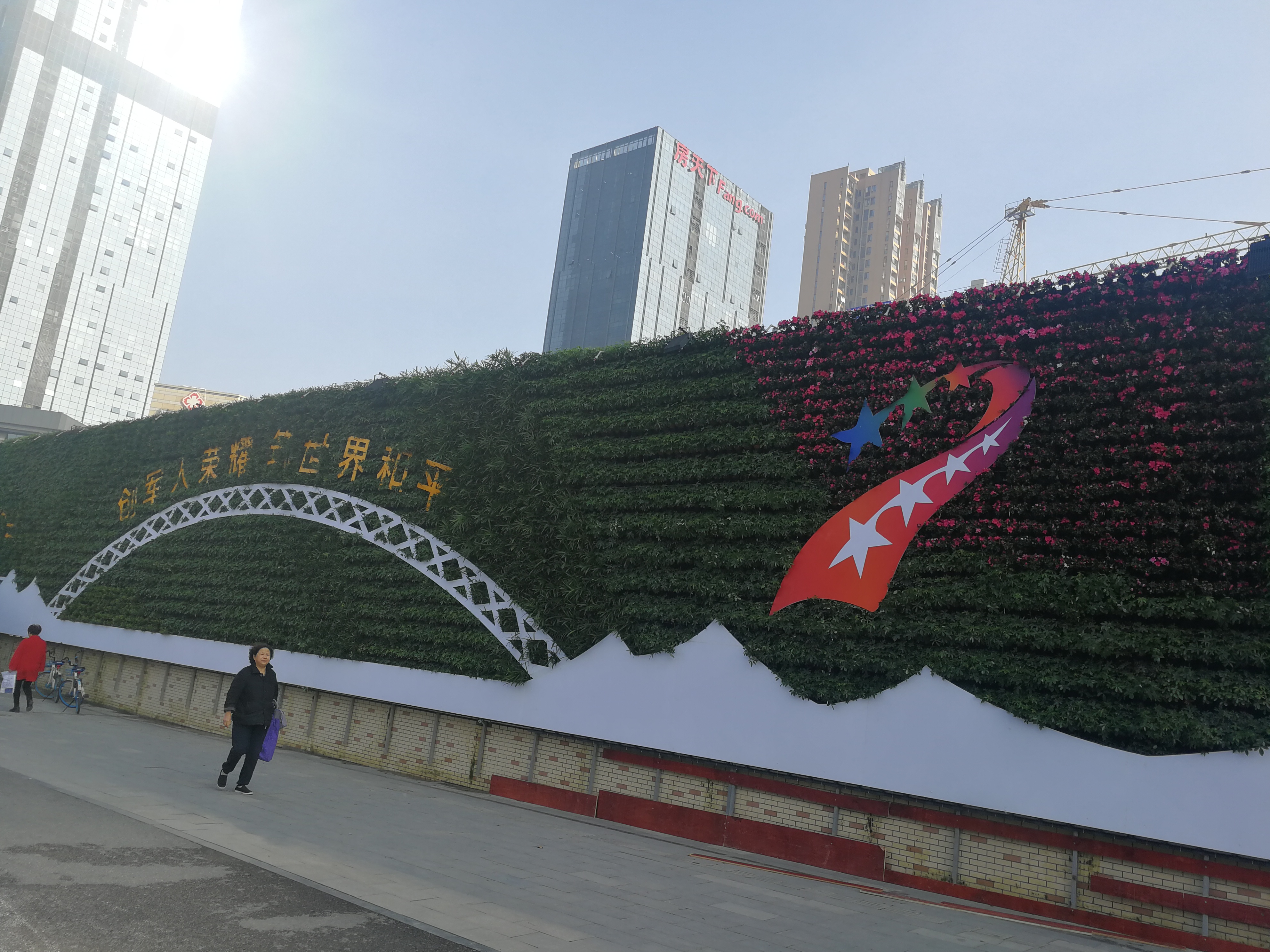 武汉所有工地围挡升级:推行植物墙围挡,不搞大红大紫的视觉污染