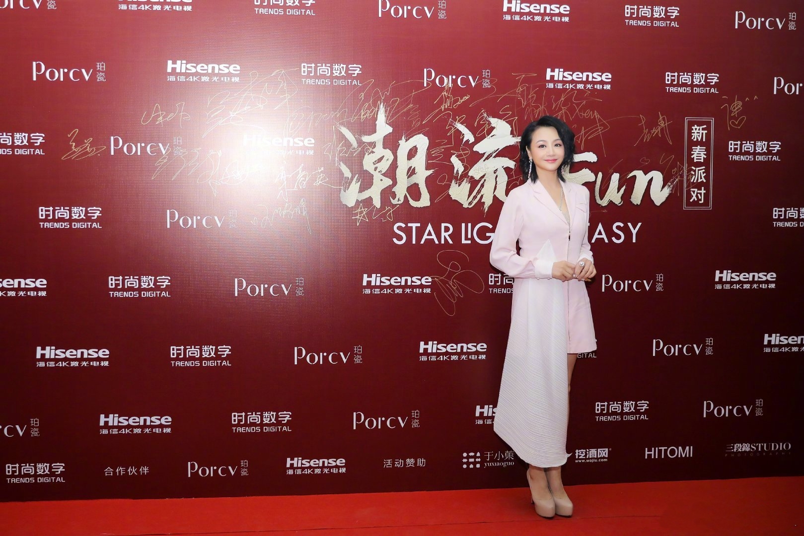 45岁曹颖亮相活动,一身粉西装藏不住凹凸感,踩"两根针"霸气