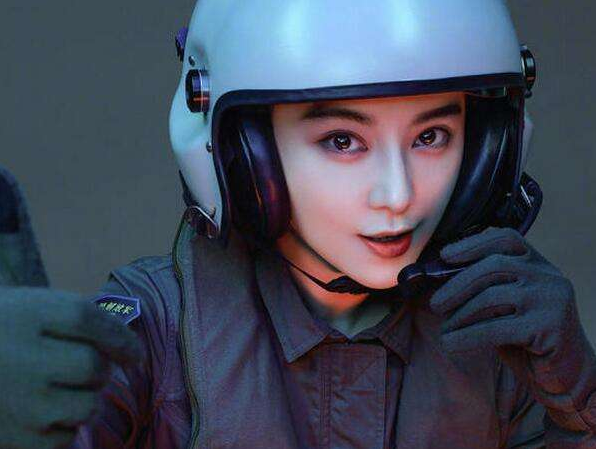 范冰冰上演"制服杀"!军装尽显飒爽英姿!网友:帅呆了!