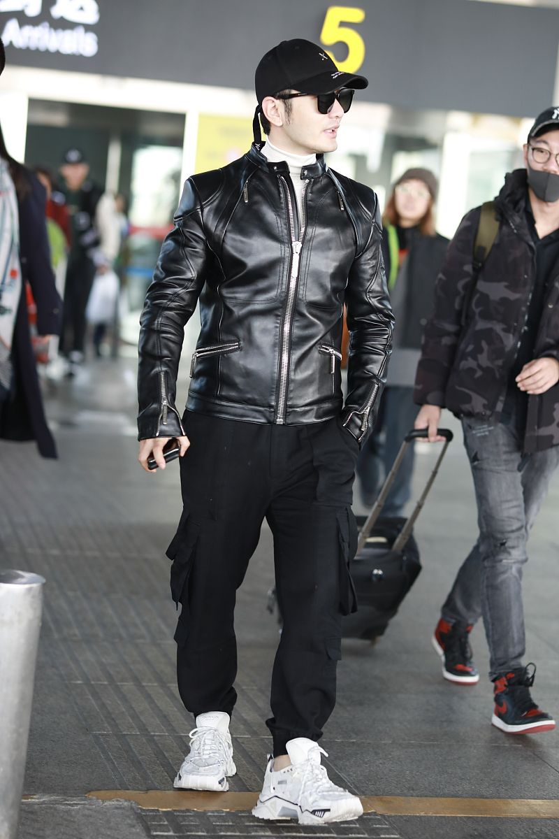 黄晓明街拍:黑色皮夹克工装裤 ck老爹鞋帅气酷范儿