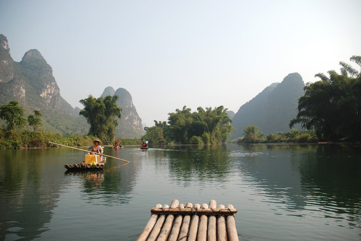 在湖光山色中的桂林阳朔,漓江竹筏漂流的惬意之旅