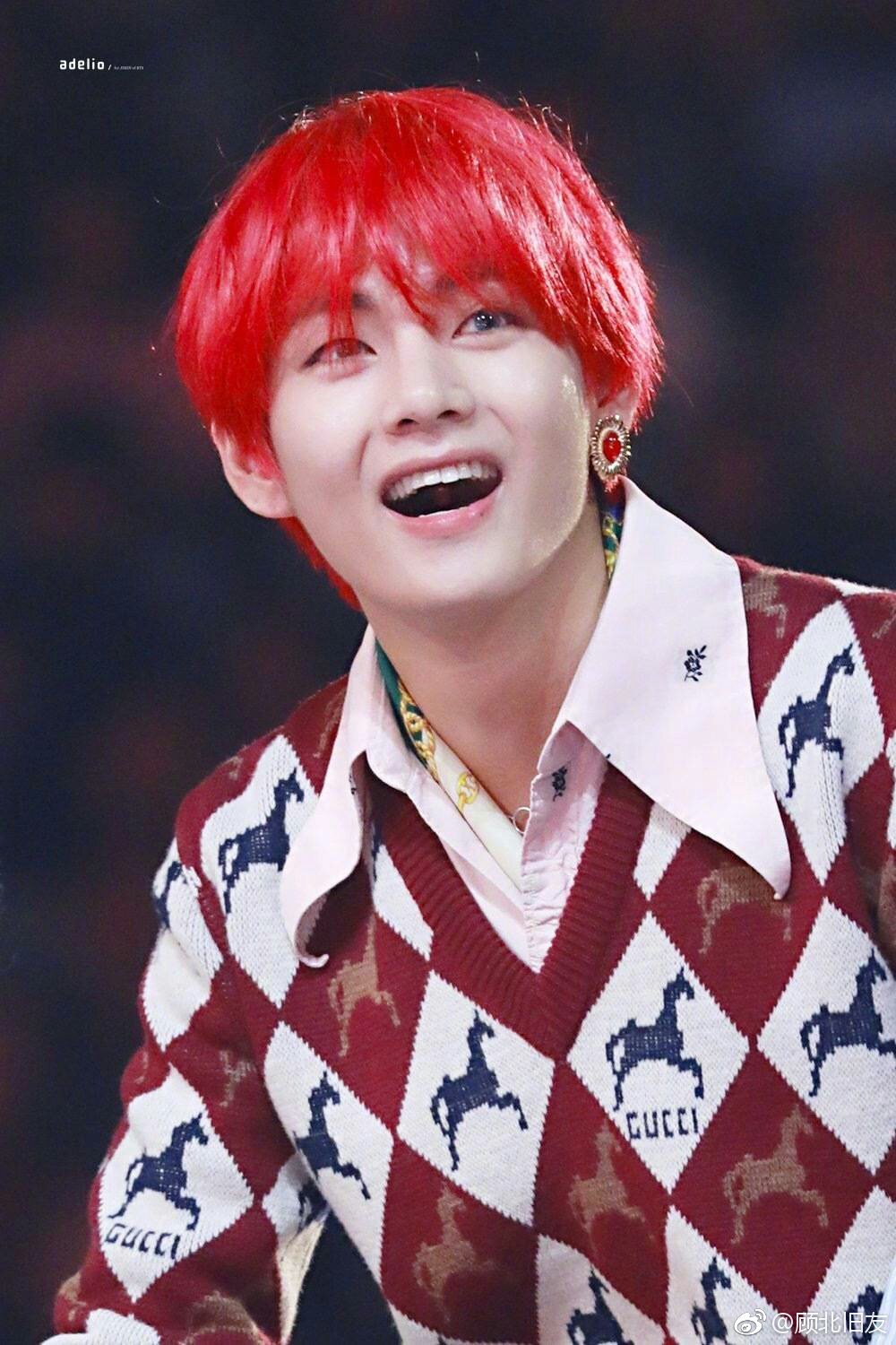 笑起来真治愈!车银优手捧花扮可爱,金泰亨四方嘴很激萌!